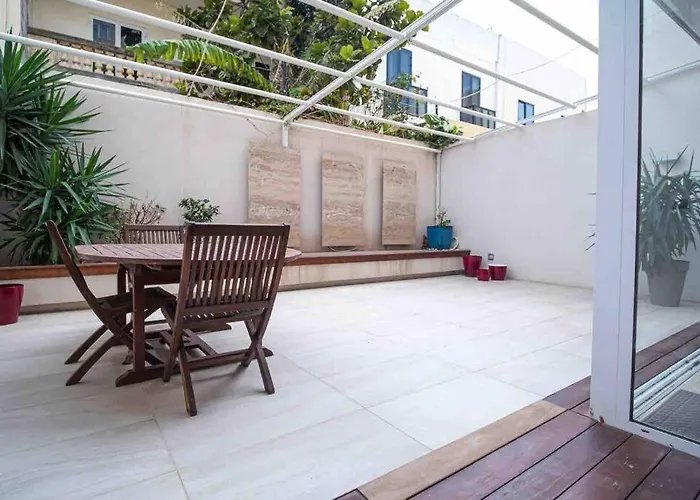 Pembroke St Julians Luxury, Comfort, Location